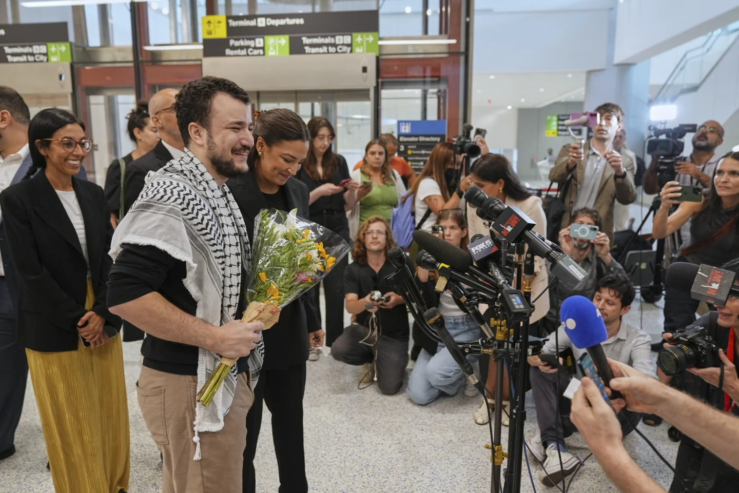 Mahmoud Khalil berjanji akan terus memprotes Israel dan perang di Gaza setelah dibebaskan dari tahanan